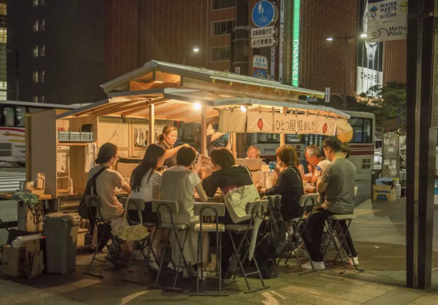 写真：ひとつ屋根のしたの屋台